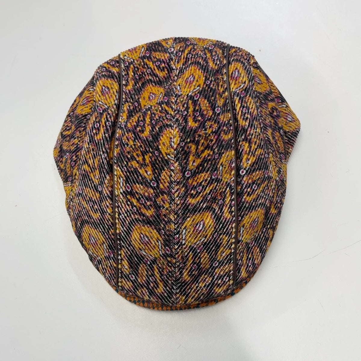 Alfonso D'Este John 42028 paisley split flat cap with dark piping, top view
