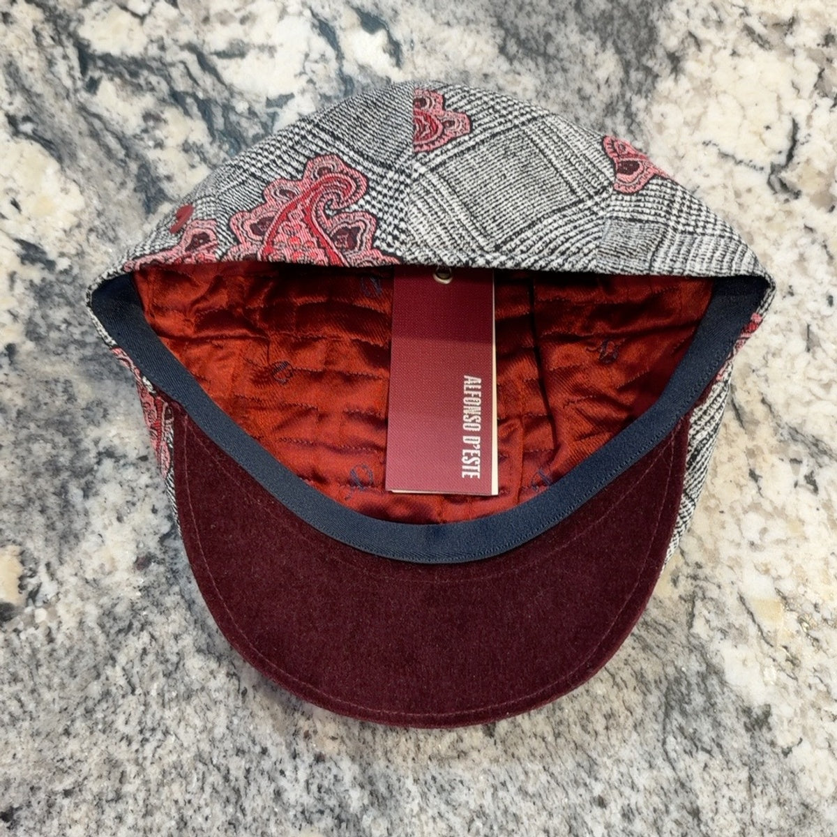 Interior of Alfonso d’Este 42108 with red lining and burgundy underbrim