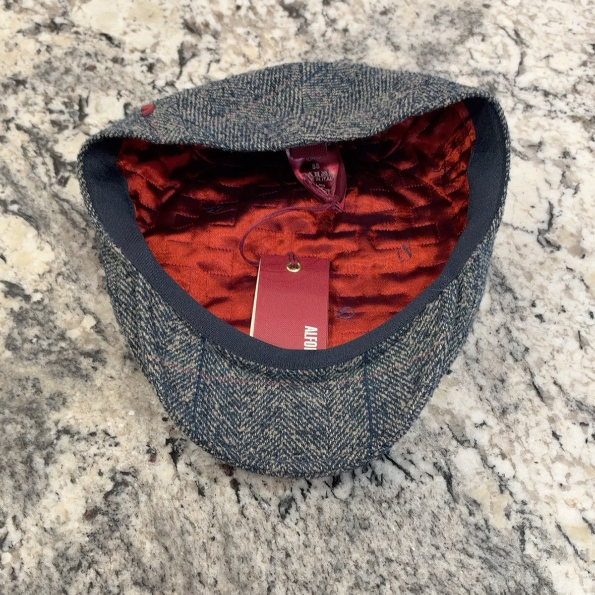 Ionio flat cap interior showing red lining and matching fabric underbrim