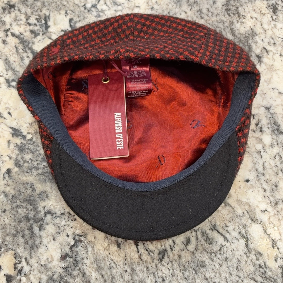 Red lining and black underbrim of Bristol flat cap 47530