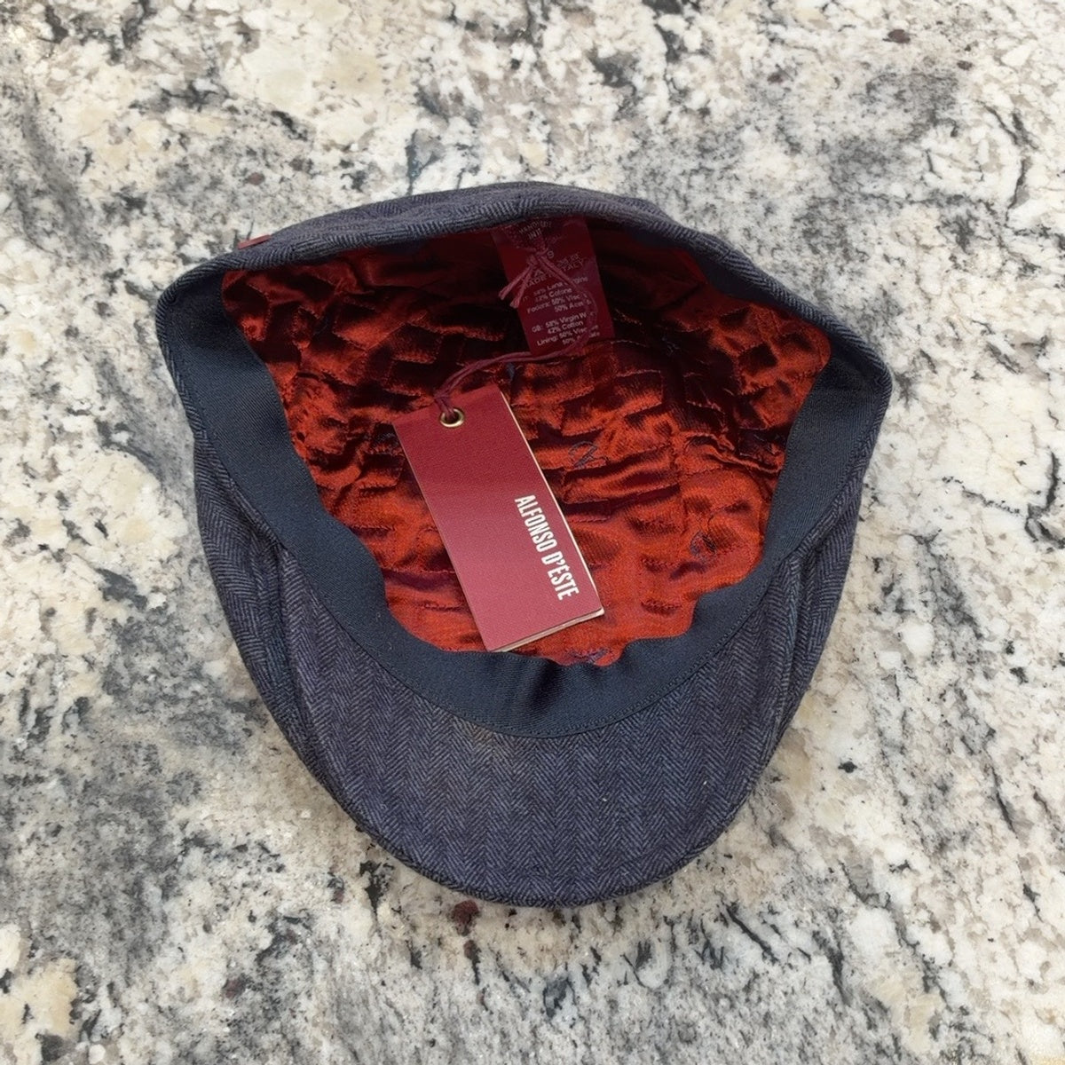 Red quilted lining inside Alfonso d’Este flat cap 47539