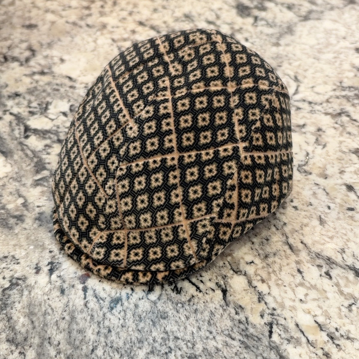 Alfonso d’Este Matera black and tan geometric flat cap 47557, front view