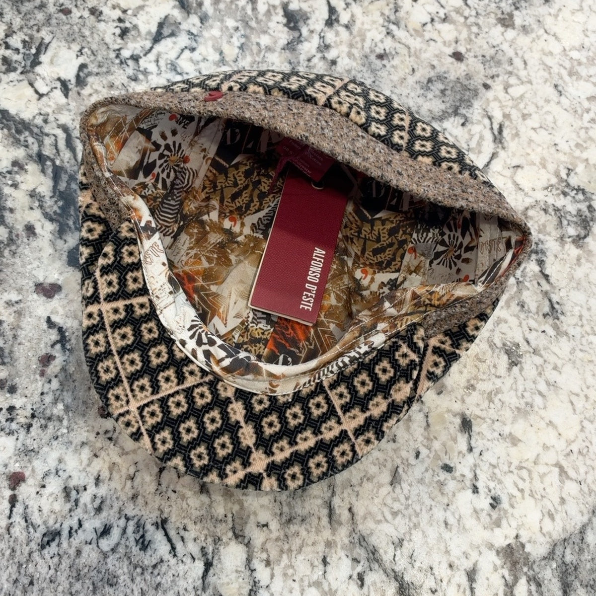 Alfonso d’Este Matera cap 47557 showing illustrated lining