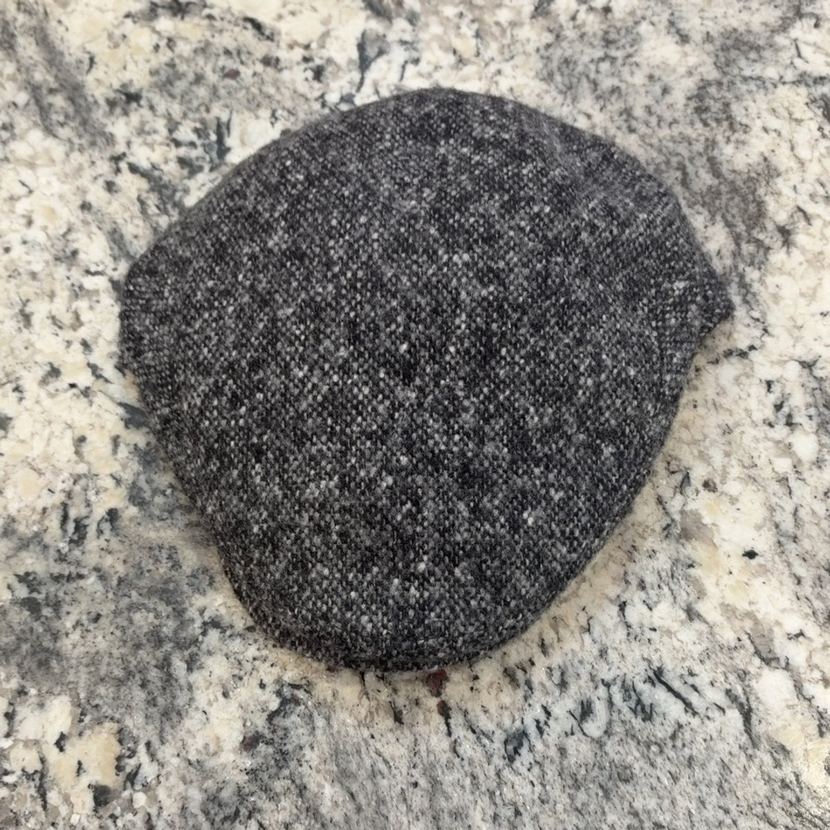 Rudy flat cap 47640 top view showing charcoal gray check fabric