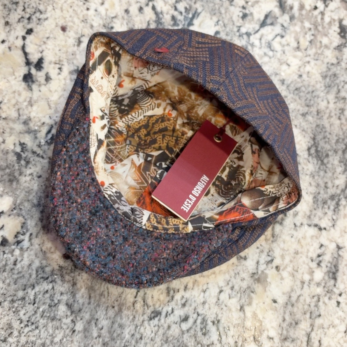 Contrasting flecked brim and printed lining