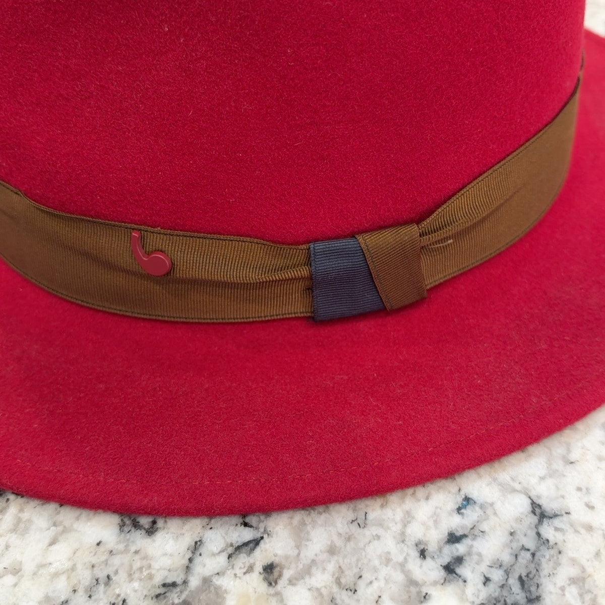 Brown ribbon band and navy accent on Alfonso D’Este red fedora 47824