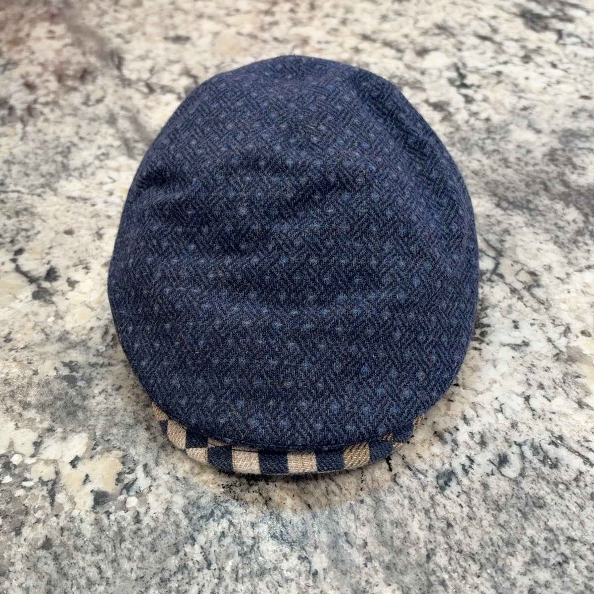 Front view of navy Ionio flat cap
