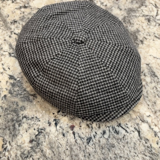 Alfonso d’Este Kyoto black and gray herringbone wool cashmere blend newsboy 52891, angled view