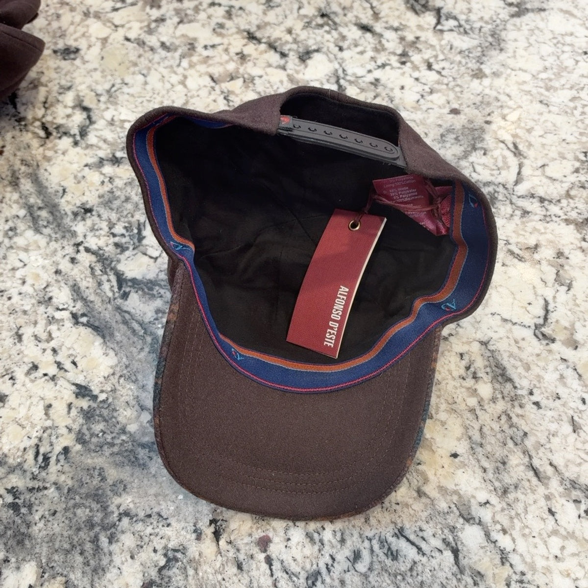 Interior of Alfonso d’Este 52901 showing adjustable snapback and branded sweatband