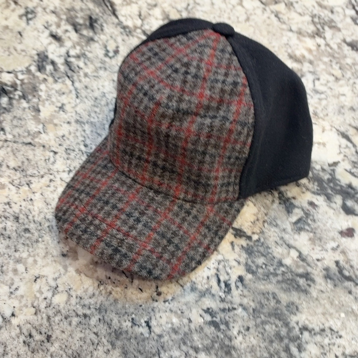 Alfonso d’Este 53194 gray check and red windowpane snapback cap with black panels