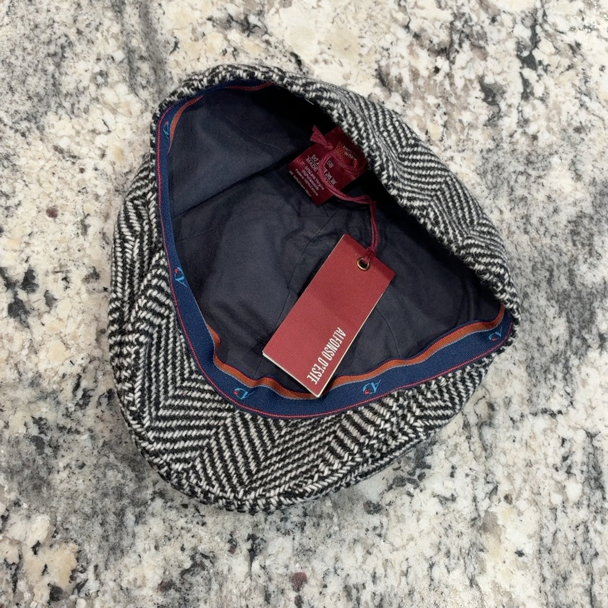 Interior lining of Alfonso D'Este cap 54149