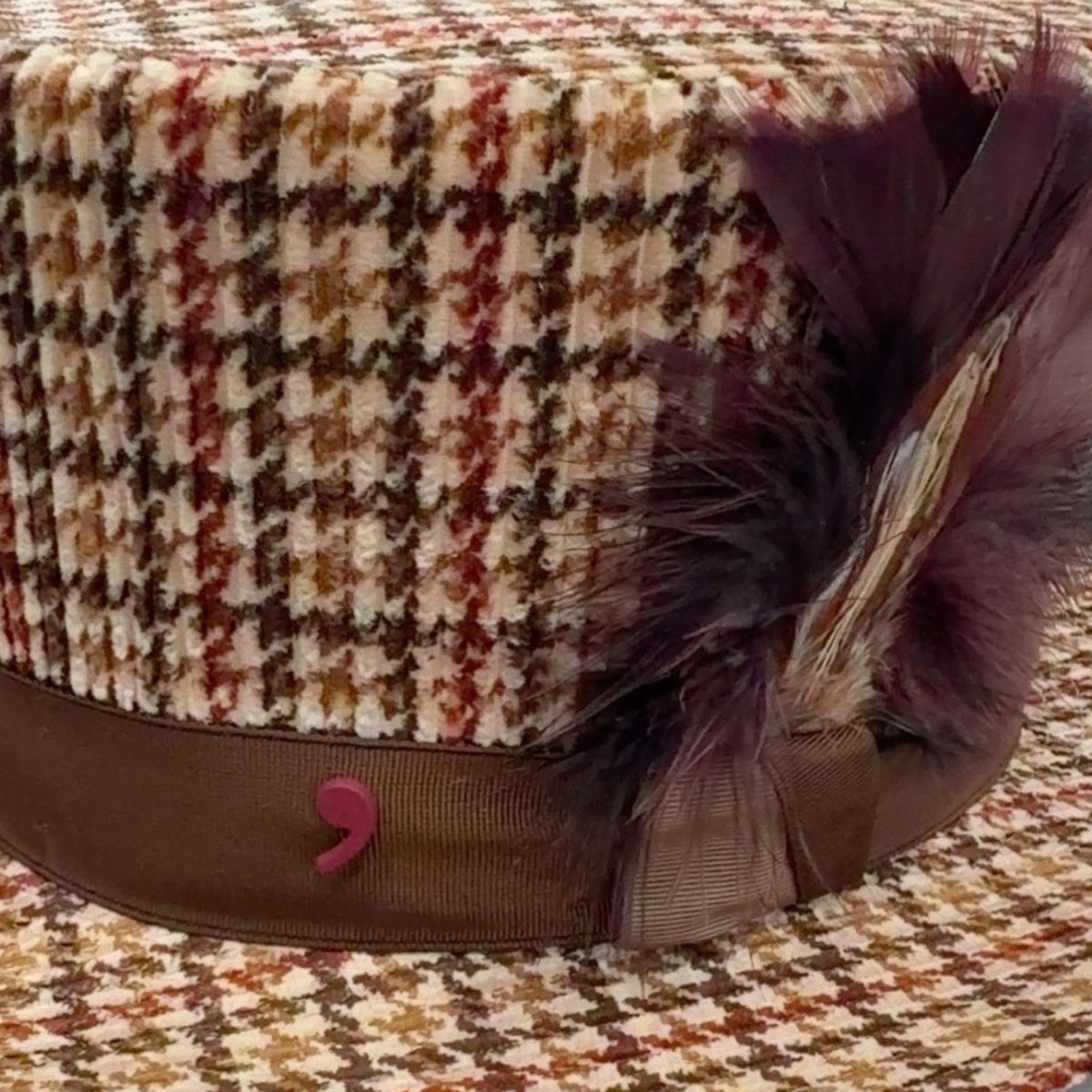 Cilindro 54968 top hat feather and brown grosgrain ribbon detail
