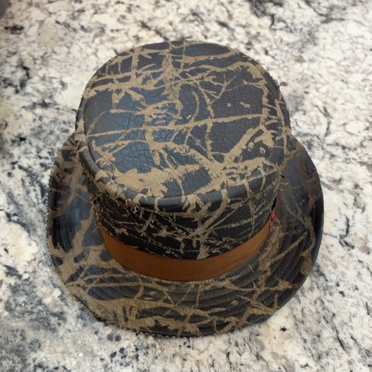 Cilindro 56053 distressed leather top hat crown and brim view
