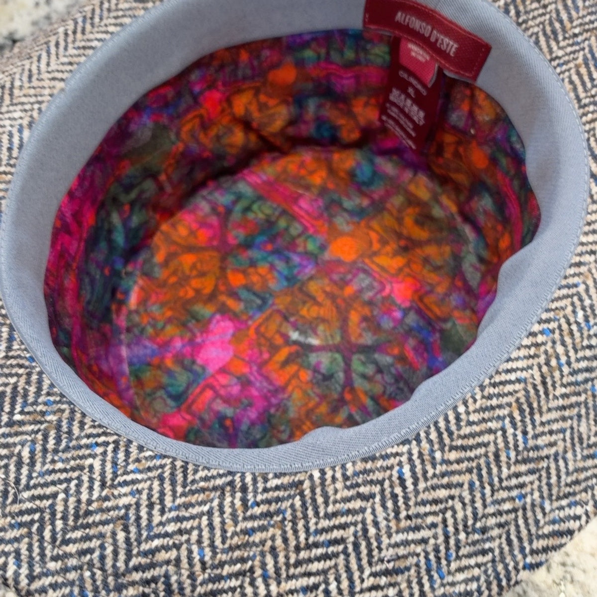 Cilindro 56053 interior showing colorful lining and herringbone underbrim