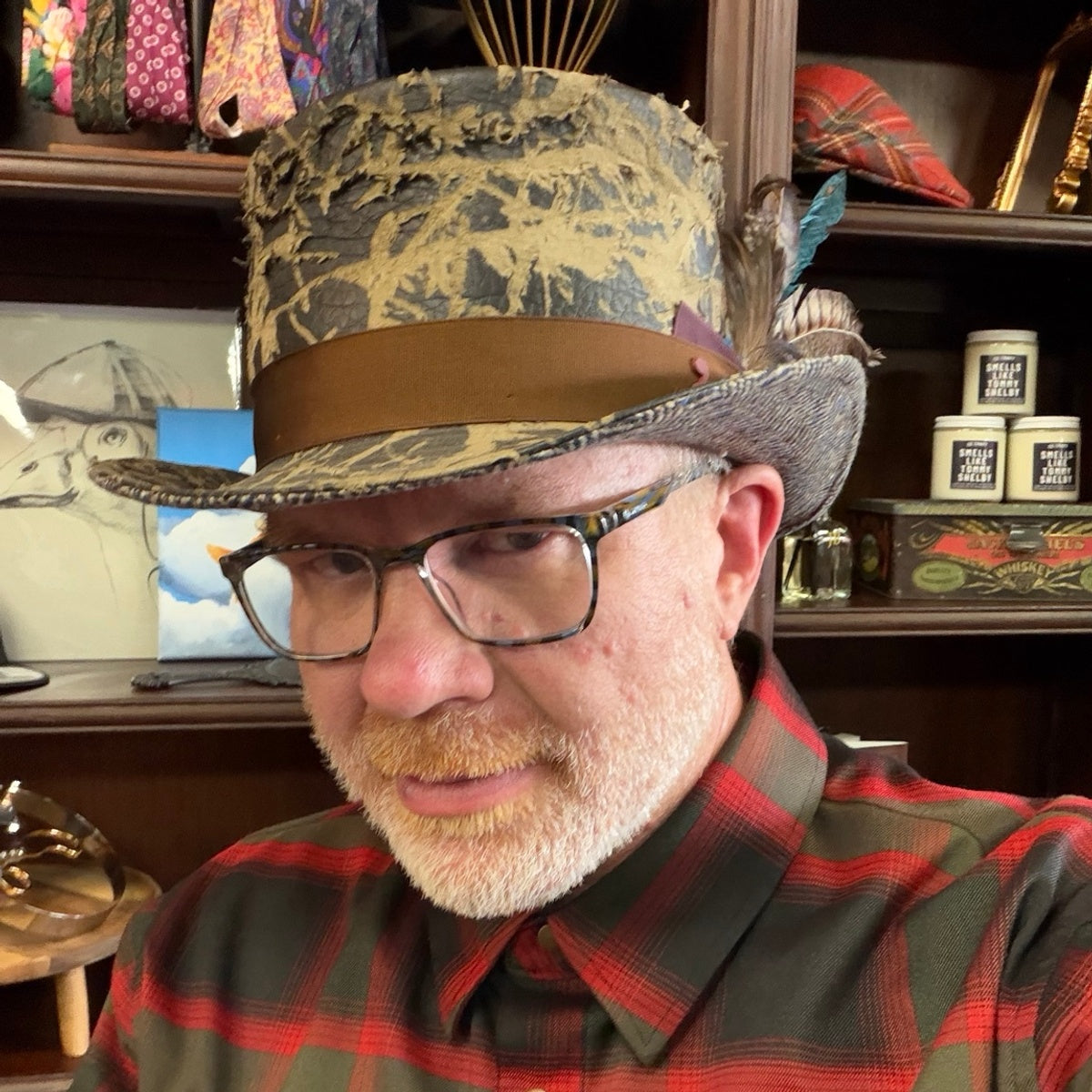 Alfonso d’Este Cilindro distressed leather top hat 56053 shown being worn